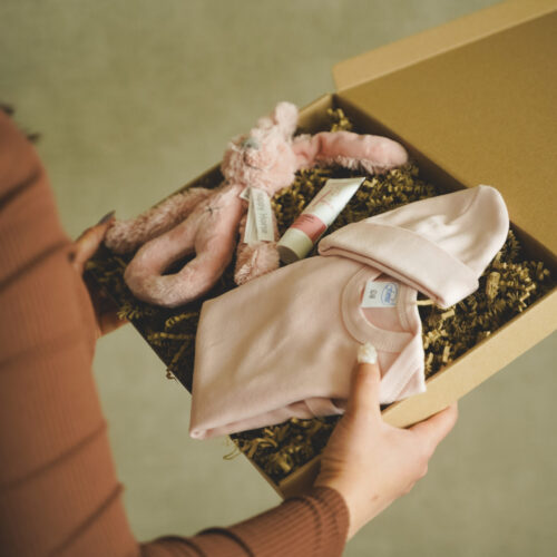 Een Kraamcadeau Giftbox dat door de brievenbus past, met een rammelaar, voor meisjes