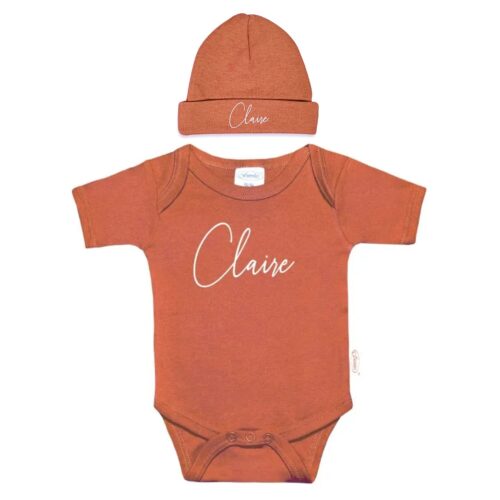 Babykleding setje bestaande uit muts, romper in koperkleur met naam erop geborduurd.