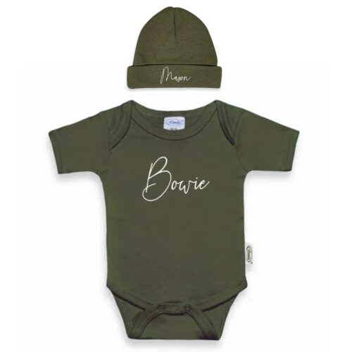 Setje babykleding met naam bestaande uit Romper, muts in de kleur Forest Green met naam